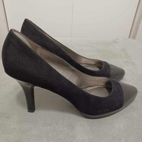 Bandolino Black Suede Heels with Patent Leather Toe - Picture 2 of 4